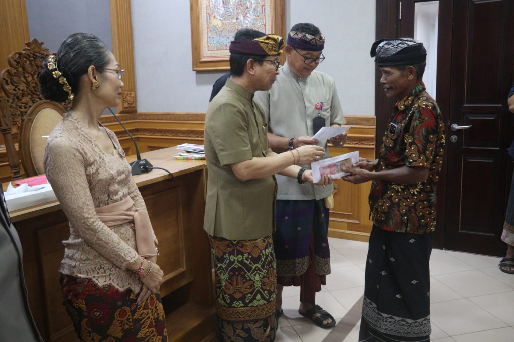 Sekda Adi Arnawa Serahkan Santunan Tali Kasih Bagi Pensiunan PNS